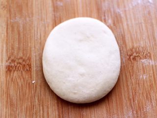 9、花样咖啡小鞋子馒头,把白色面团揉匀后,搓成椭圆形。