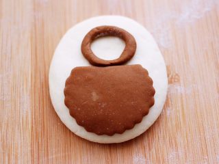 10、花样咖啡小鞋子馒头,先粘上咖啡鞋子面,再做鞋帮粘上。