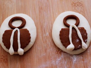 11、花样咖啡小鞋子馒头,再用白色面团做成鞋带。