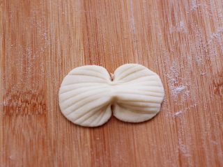 12、花样咖啡小鞋子馒头,取一小块面团做个蝴蝶结。