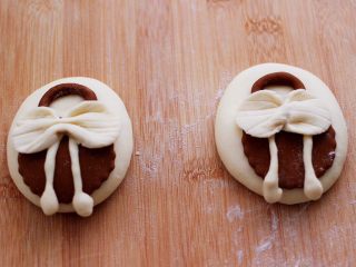 13、花样咖啡小鞋子馒头,把蝴蝶结再粘到鞋带上面。