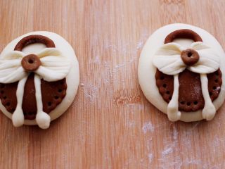 14、花样咖啡小鞋子馒头,蝴蝶结上面,随意做个小纽扣粘在上面即可。