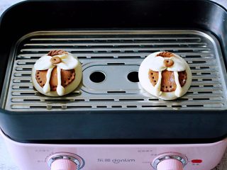 15、花样咖啡小鞋子馒头,做好的小鞋子放到锅中进行二次发酵到,手感摸起来发轻的时候。