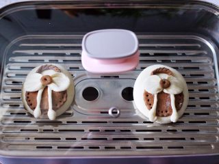 16、花样咖啡小鞋子馒头,冷水上锅,盖上锅盖,中火烧开后,继续蒸15分钟。