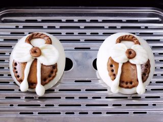 17、花样咖啡小鞋子馒头,关火焖5分钟即可,高颜值的花样小鞋子馒头出锅咯。