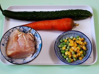 1、清新养眼的翠竹报春,首先备齐所有的食材。