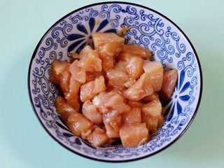 3、清新养眼的翠竹报春,装入碗中,加入料酒和适量的盐调味,再加入生抽和淀粉抓拌均匀,腌制10分钟。