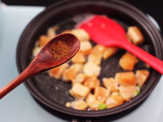 5、清新养眼的翠竹报春,待鸡肉炒至变色后,加入花椒粉增加香味。