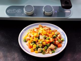 8、清新养眼的翠竹报春,把所有食材和调料翻炒均匀即可关火盛出备用。