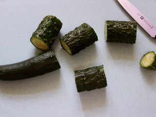 9、清新养眼的翠竹报春,黄瓜洗干净后,切4段。