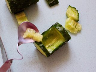 12、清新养眼的翠竹报春,把黄瓜里面的瓤挖空,这样黄瓜盅就做好啦。