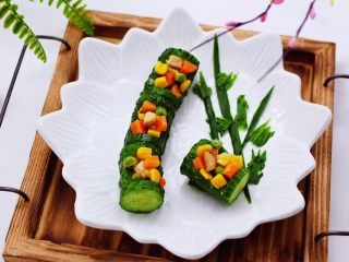 14、清新养眼的翠竹报春,把炒好的鸡肉蔬菜丁,装入黄瓜盅里即可食用,迎新年的美好寓意。