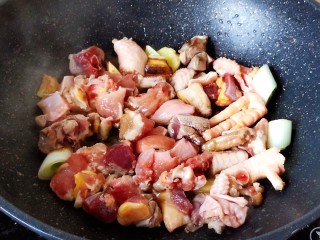 4、超简单家常版~香菇黄焖鸡,把鸡肉炒散。确保每一块鸡肉都均匀受热。