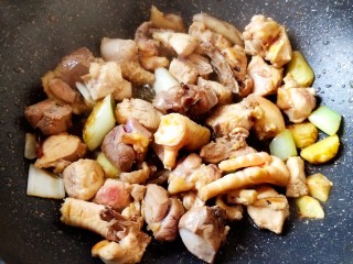 5、超简单家常版~香菇黄焖鸡,把鸡肉炒至变色,如图中状态。水分也已经蒸发,肉质也比较紧实。