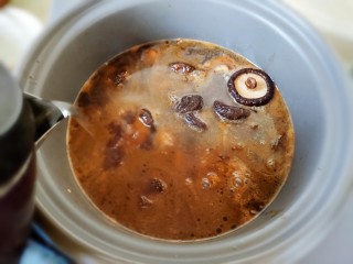 12、超简单家常版~香菇黄焖鸡,然后加入热水,水尽量多些,砂锅做的水量要大,因为炖煮时间会很长,而且这又是笨鸡,不容易炖烂