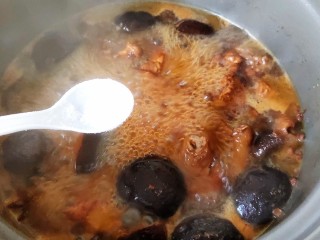 13、超简单家常版~香菇黄焖鸡,大火煮开之后加入食盐,继续转中小火慢煮两个多小时。