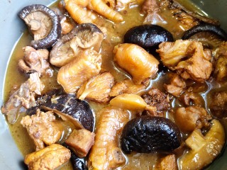15、超简单家常版~香菇黄焖鸡,这样用砂锅煲的肉质鲜美,超级香。