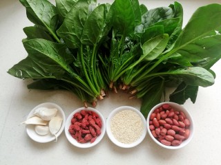 1、芝麻枸杞菠菜,准备好菠菜，蒜，枸杞，熟芝麻和花生。