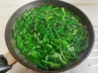 3、芝麻枸杞菠菜,锅中放水，水开后放入菠菜焯水1~2分钟。