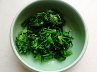 4、芝麻枸杞菠菜,捞出过凉后，挤去多余的水分备用。
