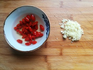 5、芝麻枸杞菠菜,大蒜去皮后切成蒜未，枸杞用温水泡软后，捞出控干水分备用。