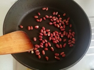 6、芝麻枸杞菠菜,把花生米放入锅中翻炒，炒熟后盛出备用。