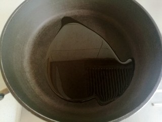 7、芝麻枸杞菠菜,锅中放一汤匙食用油，油热后关火防止溅油。