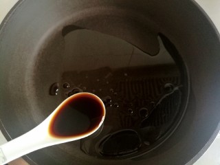 8、芝麻枸杞菠菜,然后加入2汤匙生抽。