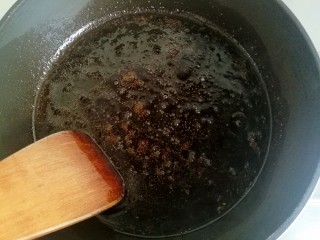 12、芝麻枸杞菠菜,再次开火熬煮至料汁冒出小泡。