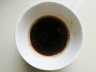 13、芝麻枸杞菠菜,盛入碗中备用。