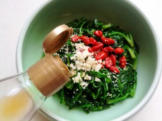 14、芝麻枸杞菠菜,将调料汁，熟芝麻，蒜末和枸杞倒入菠菜中，再淋入数滴麻油。