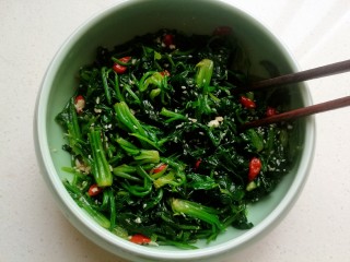 15、芝麻枸杞菠菜,然后用筷子拌均。