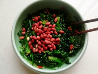 16、芝麻枸杞菠菜,拌均后撒入炒熟的花生米拌匀即可适用。