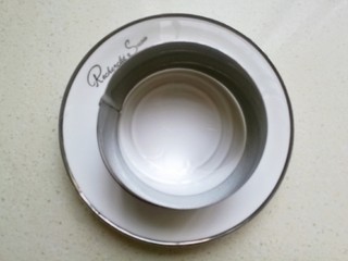 17、芝麻枸杞菠菜,想要好看点的，可以做个照型，准备一个圆型模具。