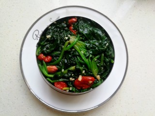 18、芝麻枸杞菠菜,在模具中放入菠菜，放平压实。