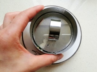 19、芝麻枸杞菠菜,盖上盖子，提起模具脱膜。