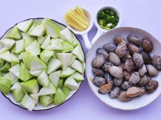 2、丝瓜花甲汤,丝瓜去皮切滚刀块，葱切断，姜切丝备用。