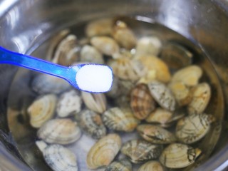 3、丝瓜花甲汤,花甲中加一勺盐。