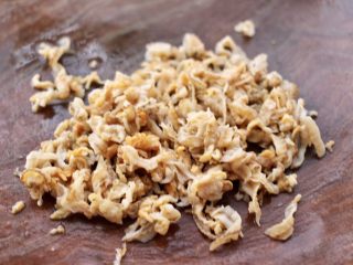 2、萝卜樱海鲜豆腐蒸饺,新鲜的扇贝边冲洗干净后,用刀切段,不要切的太碎哟。