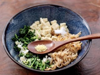 8、萝卜樱海鲜豆腐蒸饺,加入鸡精增加口感。