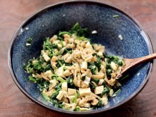 11、萝卜樱海鲜豆腐蒸饺,把所有的食材都混合搅拌均匀即可。