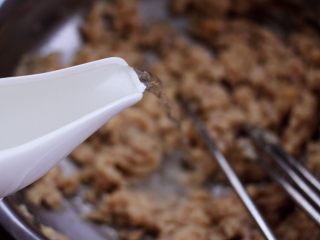 9、鲜美无比的鲅鱼饺子,用筷子顺时针方向搅打上劲、其中分次加入适量清水来搅打鱼馅、因为鲅鱼的新鲜度不一样、我加了120克清水。