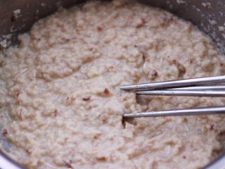 10、鲜美无比的鲅鱼饺子,把鱼馅打到这个程度,做出来的饺子口感最好。