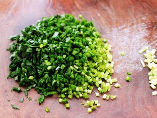 14、鲜美无比的鲅鱼饺子,韭菜摘洗干净后,用刀切碎,韭菜的根部切出不要。