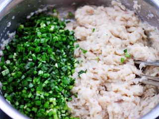 15、鲜美无比的鲅鱼饺子,把切碎的韭菜,放入搅拌好的鱼馅里。