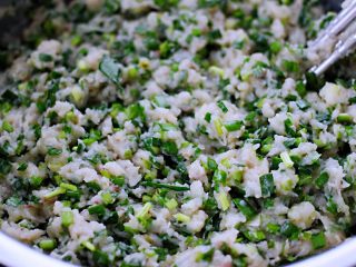 16、鲜美无比的鲅鱼饺子,把所有的食材搅拌均匀即可。