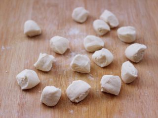 19、鲜美无比的鲅鱼饺子,静置好的面团排气揉匀后,用手搓成长条后揪出大小一致的剂子。