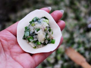 21、鲜美无比的鲅鱼饺子,擀好的面皮放入适量的馅料。