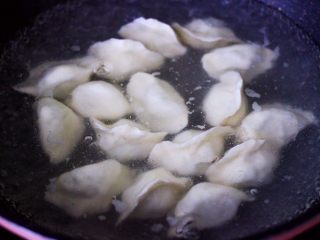 24、鲜美无比的鲅鱼饺子,锅里倒入适量清水煮沸后、放入包好的鱼饺子、大火烧开后点少许清水、反复3次、直至所有的饺子都漂浮在水面上即可关火。