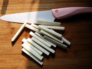 3、蓝莓山药,将刨好的山药再次冲洗干净后用刀切长条